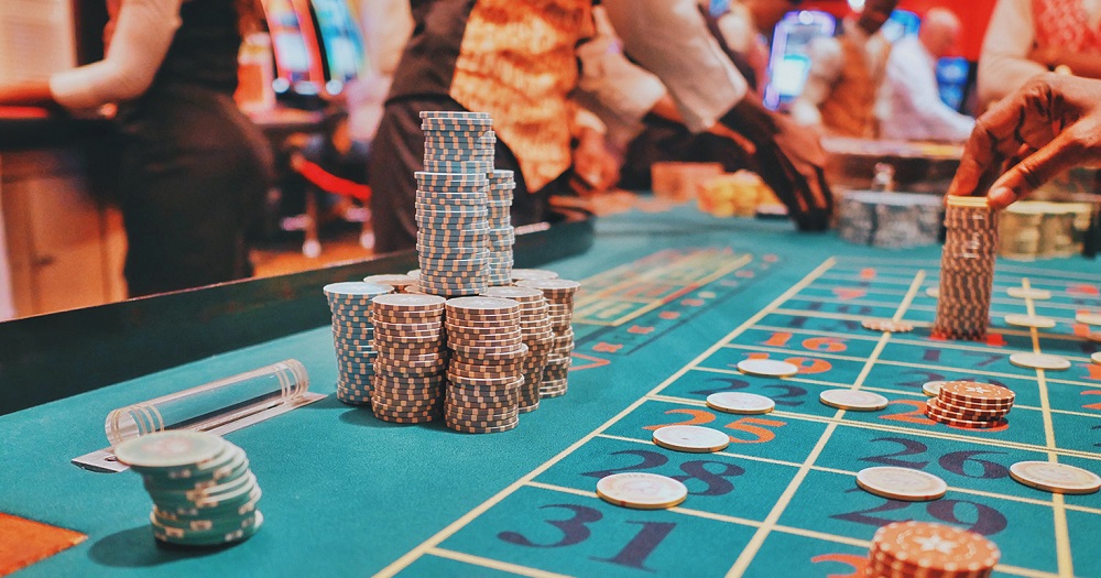 How does an online casino differ from a traditional casino